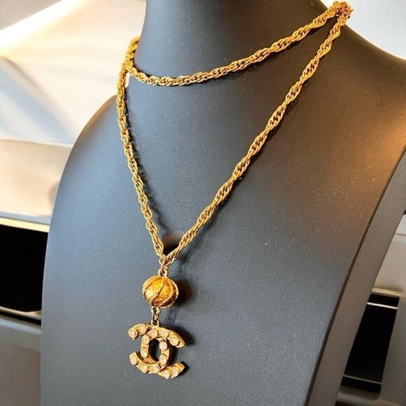Chanel Vintage Gold Plated Pendant Necklace - Picture 4 of 7